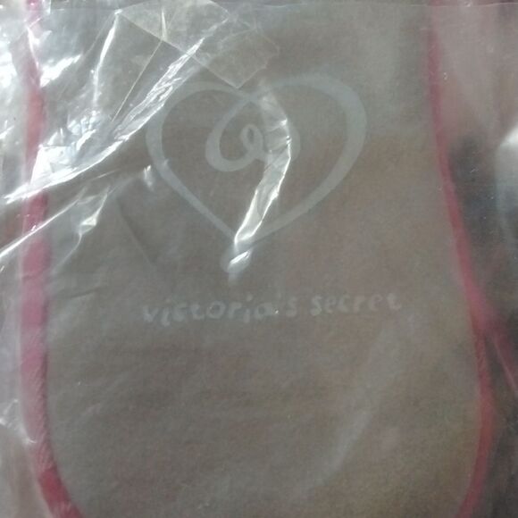 Victoria Secret   - Picture 3 of 4